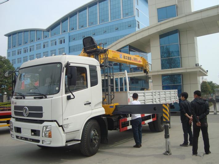 Dongfeng DFL 4x2 truck crane