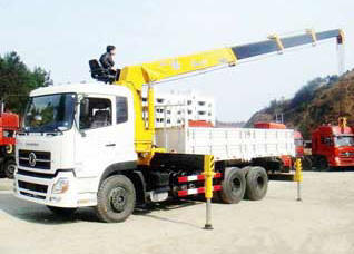 Dongfeng Tianlong 6x4 truck crane